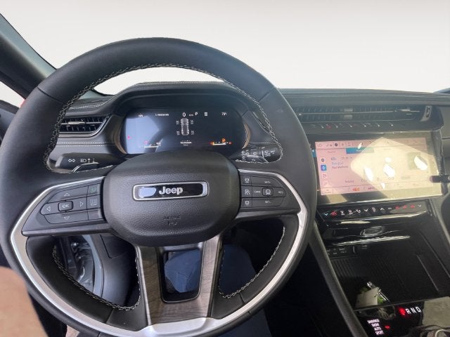 2027 Jeep Grand Cherokee Laredo Altitude