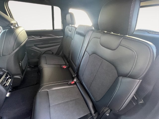 2027 Jeep Grand Cherokee Laredo Altitude