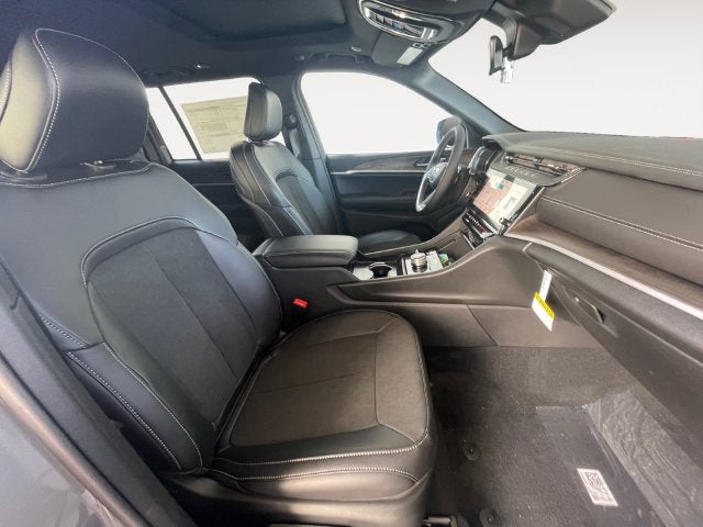 2027 Jeep Grand Cherokee Laredo Altitude