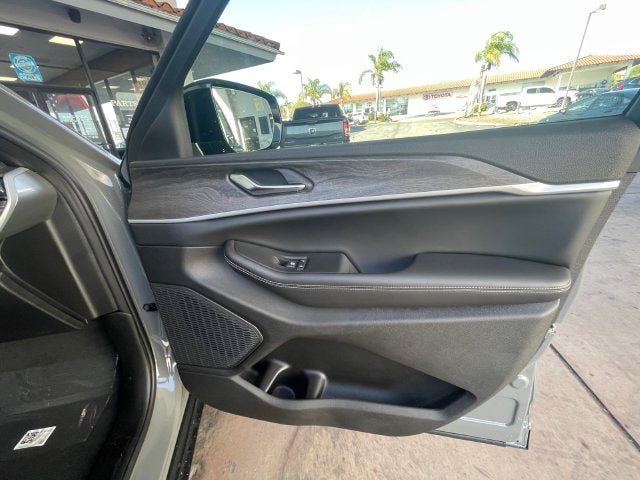 2027 Jeep Grand Cherokee Laredo Altitude