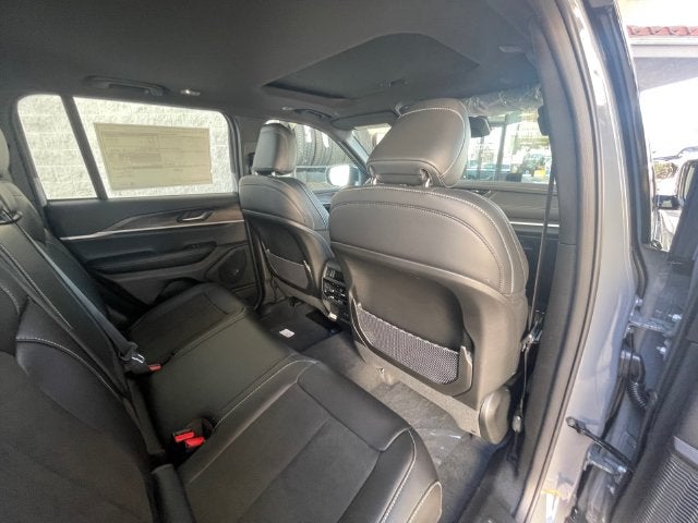 2027 Jeep Grand Cherokee Laredo Altitude