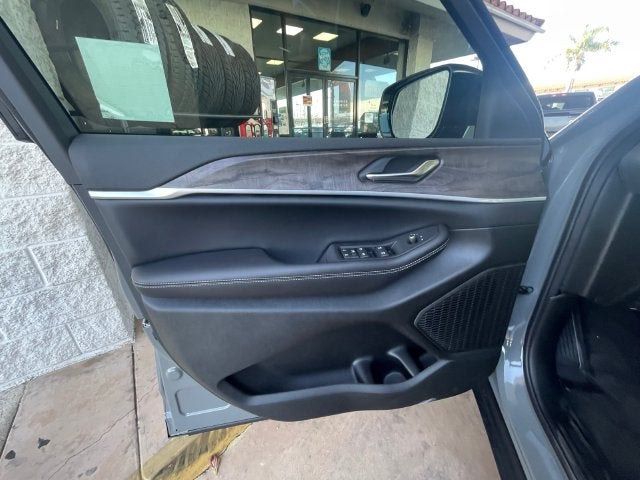 2027 Jeep Grand Cherokee Laredo Altitude