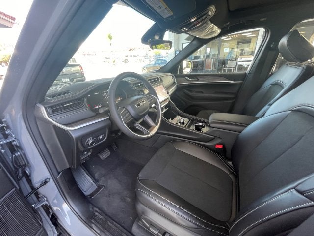 2027 Jeep Grand Cherokee Laredo Altitude