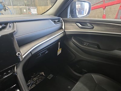 2027 Jeep Grand Cherokee Laredo Altitude