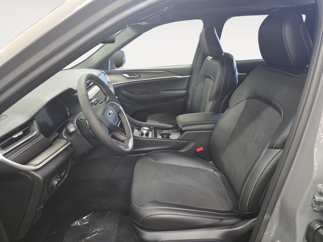 2027 Jeep Grand Cherokee Laredo Altitude