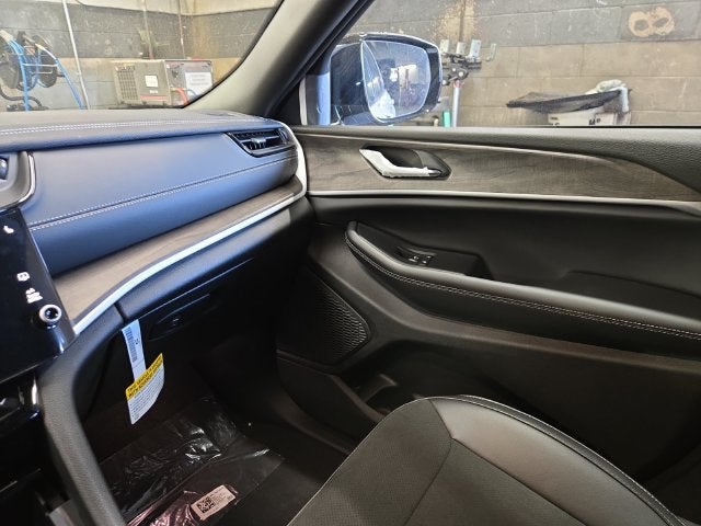 2027 Jeep Grand Cherokee Laredo Altitude