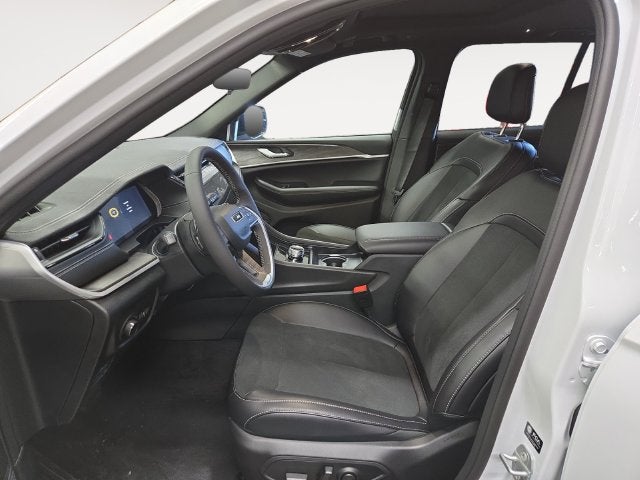 2027 Jeep Grand Cherokee Laredo Altitude