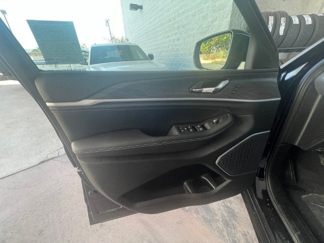 2027 Jeep Grand Cherokee Limited Reserve