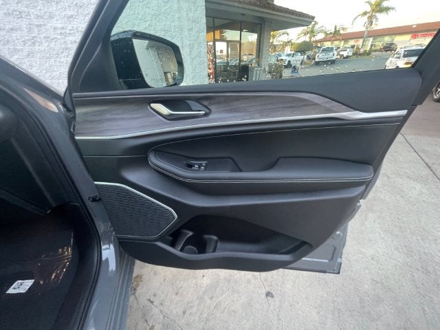 2027 Jeep Grand Cherokee L Limited Reserve